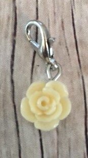 Memory lockets rose