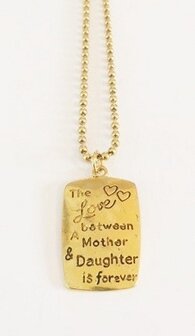 Bedel met RVS ketting (80cm) the love between a mother and a daughter is forever goudkleurig